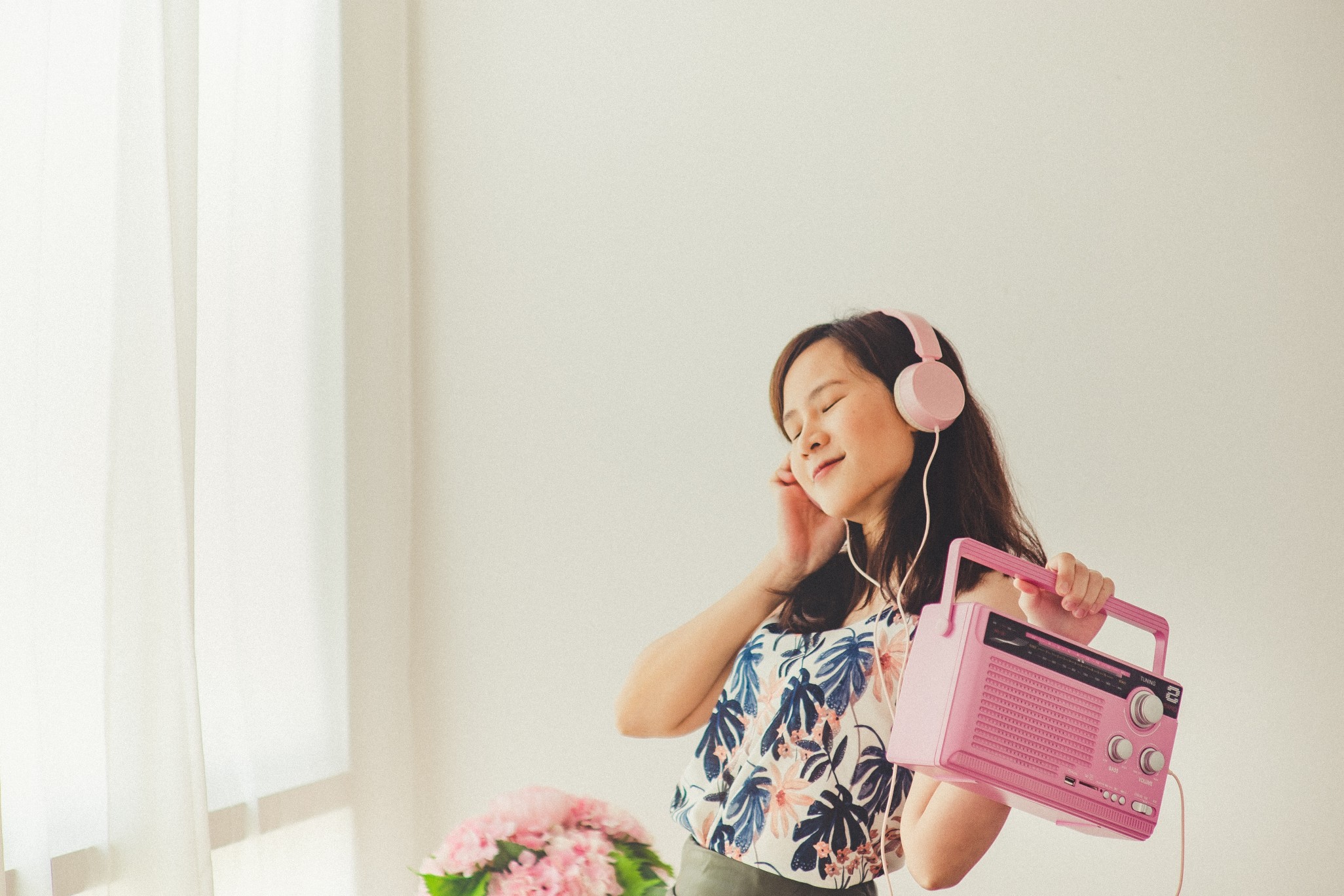 an-asian-woman-listening-to-the-pink-radio-trasistor-dancing-motion-and-wearing-vintage-cloth_t20_gRadda